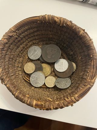 Cesta con 15 monedas antiguas