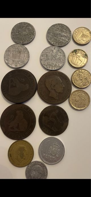 Cesta con 15 monedas antiguas