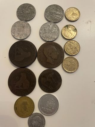 Cesta con 15 monedas antiguas