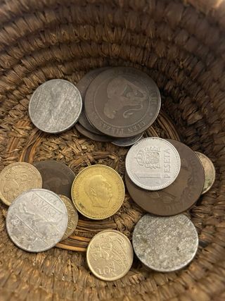 Cesta con 15 monedas antiguas