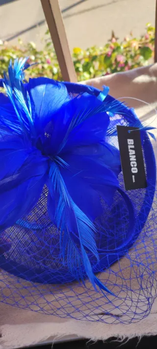 Tocado azul eléctrico con plumas y velo