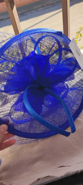 Tocado azul eléctrico con plumas y velo