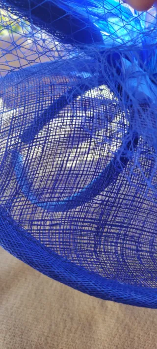 Tocado azul eléctrico con plumas y velo