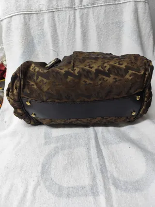 Bolso de mano marrón y dorado