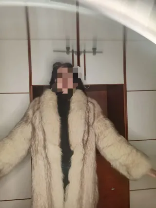 Pelliccia beige e grigia vintage. Originale