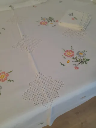 Mantel redondo bordado a mano