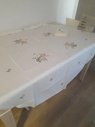 Mantel redondo bordado a mano