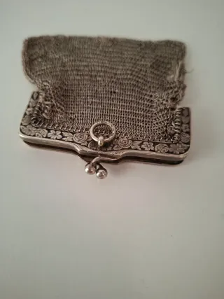 Monedero antiguo  con flores