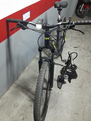 Bicicleta BH con accesorios