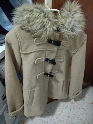 Abrigo beige con capucha de pelo