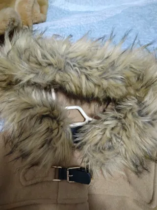 Abrigo beige con capucha de pelo