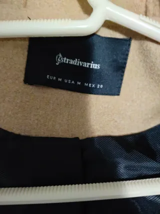 Abrigo beige con capucha de pelo