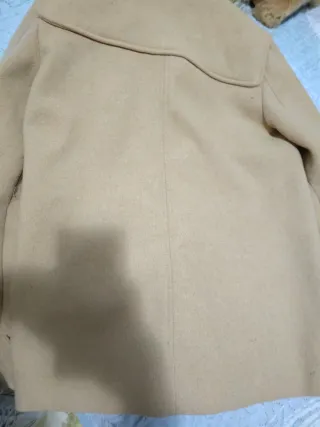 Abrigo beige con capucha de pelo