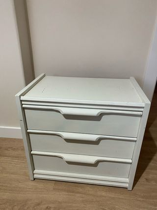 Cómoda pequeña de madera blanca
