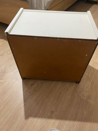 Cómoda pequeña de madera blanca