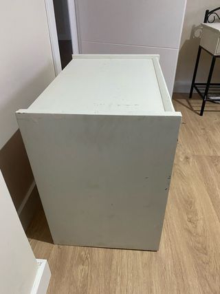 Cómoda pequeña de madera blanca