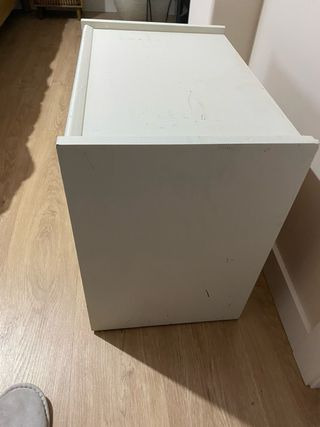 Cómoda pequeña de madera blanca