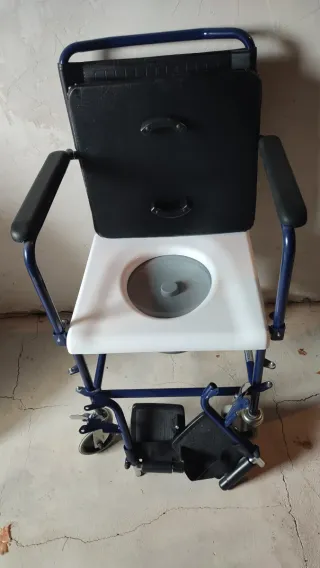 Silla de ruedas con deposito sanitario