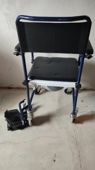 Silla de ruedas con deposito sanitario