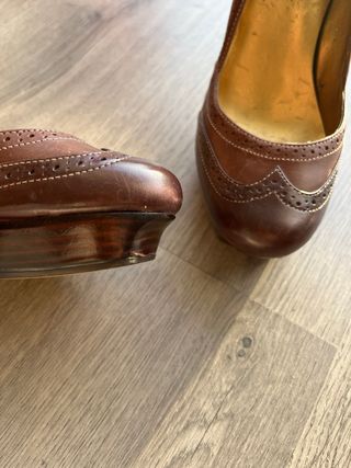 Zapatos de estilo Oxford de la marca GUESS