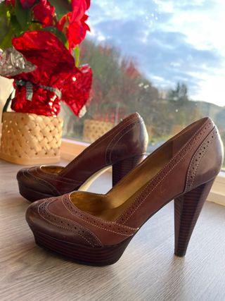 Zapatos de estilo Oxford de la marca GUESS