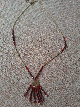 Collar dorado con abalorios rojos