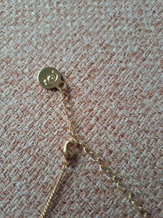 Collar dorado con abalorios rojos