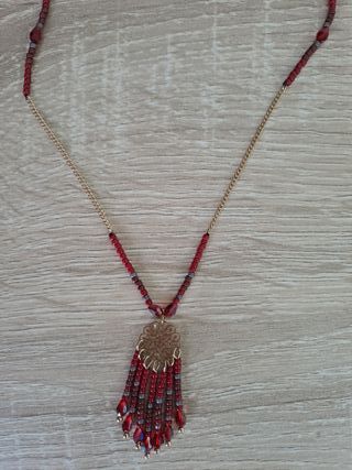 Collar dorado con abalorios rojos