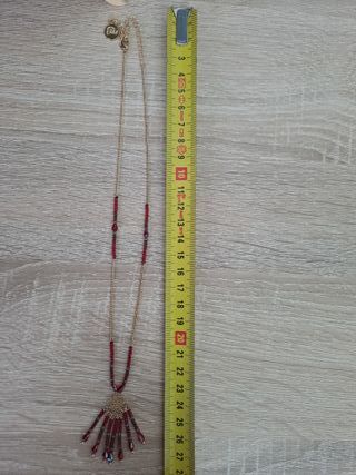 Collar dorado con abalorios rojos