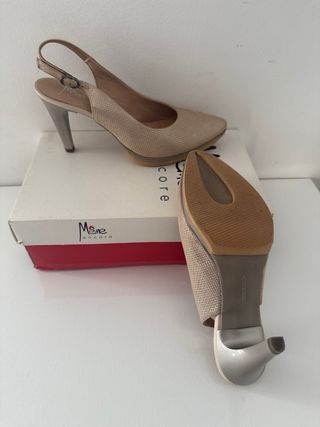 Meme Zapatos de tacón beige y dorado