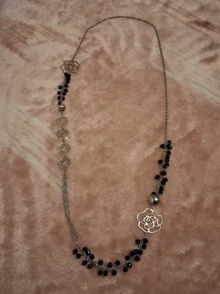 Collar largo con rosas plateadas y cuentas negras