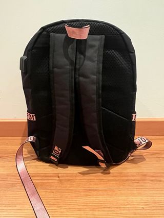 Mochila BTS Negra con detalles rosas