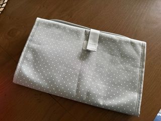 Bolso maleta bebé gris lunares con cambiador