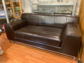 Sofá 2 plazas y puff marrón piel Retirar en Gràcia