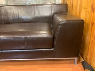 Sofá 2 plazas y puff marrón piel Retirar en Gràcia