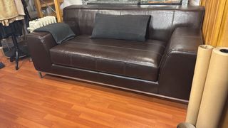 Sofá 2 plazas y puff marrón piel Retirar en Gràcia