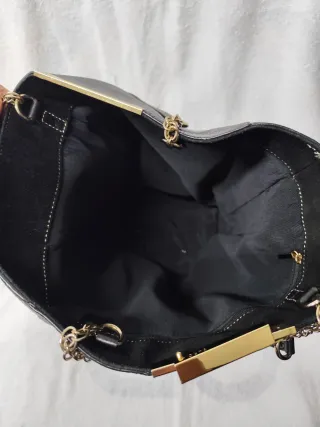 Bolso azul de piel con cadena dorada