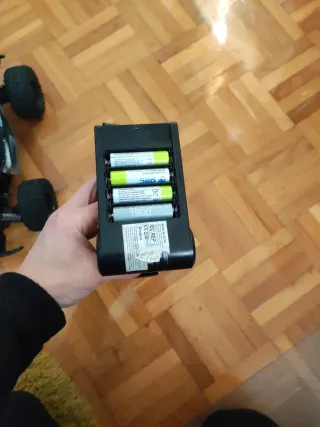 Coche teledirigido azul y negro