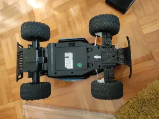 Coche teledirigido azul y negro