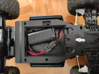 Coche teledirigido azul y negro