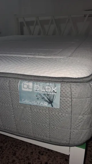 Colchón grande con somier de madera