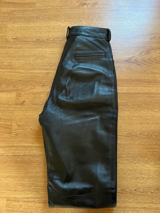 Pantalones negros de piel