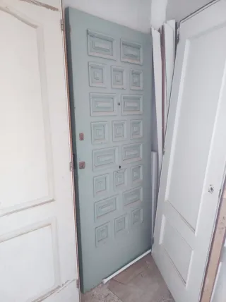 Puerta madera maciza decorada