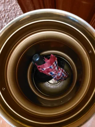 Paragüero de metal dorado con diseño