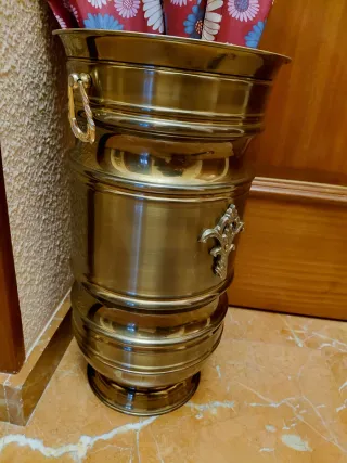 Paragüero de metal dorado con diseño