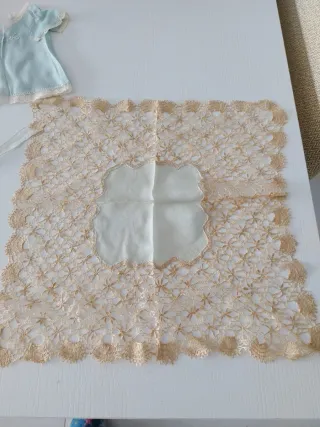 Niño Jesús antiguo en cesta. Mide 31 cm.