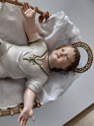 Niño Jesús antiguo en cesta. Mide 31 cm.