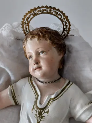 Niño Jesús antiguo en cesta. Mide 31 cm.