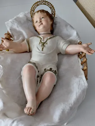 Niño Jesús antiguo en cesta. Mide 31 cm.