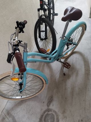 Bicicleta de paseo azul